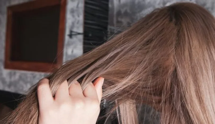 Co opravdu pomáhá na krepatění vlasů?